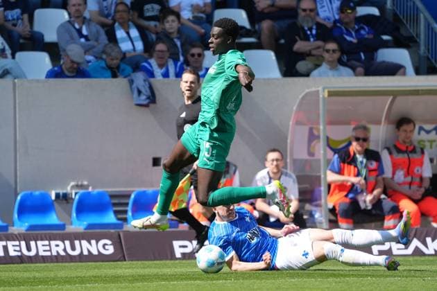 Joshua Quarshie (SpVgg Greuther Fürth, 15) gegen Killian Corredor (SV Darmstadt 98, 34) - 05.04.2025 2. Bundesliga, Saison 24 25: SV Darmstadt 98 vs. SpVgg Greuther Fürth, Stadion am Boellenfalltor, emonline, emspor,