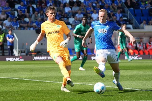 Torwart Nahuel Noll (SpVgg Greuther Fürth, 44) gegen Isac Lidberg (SV Darmstadt 98, 07) - 05.04.2025 2. Bundesliga, Saison 24 25: SV Darmstadt 98 vs. SpVgg Greuther Fürth, Stadion am Boellenfalltor, emonline, emspor,