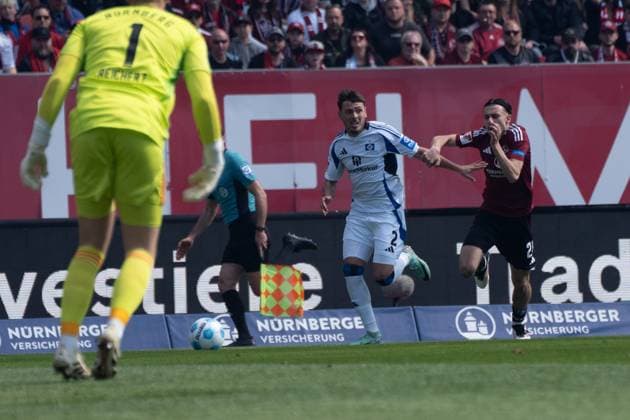 05.04.2025, xhfmx, Fussball 2.Bundesliga, 1. FC Nuernberg - Hamburger SV v.l. William Mikelbrencis (Hamburger SV) setzt sich gegen Berkay Yilmaz (1. FC Nürnberg) im Laufduell durch. (DFL DFB REGULATIONS PROHIBIT ANY USE OF PHOTOGRAPHS as IMAGE SEQUENCES and or QUASI-VIDEO) Nuernberg