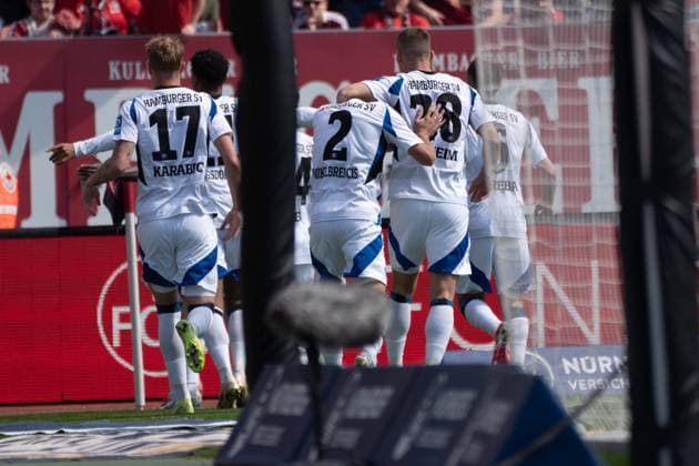 05.04.2025, xhfmx, Fussball 2.Bundesliga, 1. FC Nuernberg - Hamburger SV Der HSV bejubelt vor den Nürnberg Fans dads frühe 1:0 durch Jean-Luc Dompe (Hamburger SV), Adam Karabec (Hamburger SV), Emir Sahiti (Hamburger SV), William Mikelbrencis (Hamburger SV), Lukasz Poreba (Hamburger SV) (DFL DFB REGULATIONS PROHIBIT ANY USE OF PHOTOGRAPHS as IMAGE SEQUENCES and or QUASI-VIDEO) Nuernberg