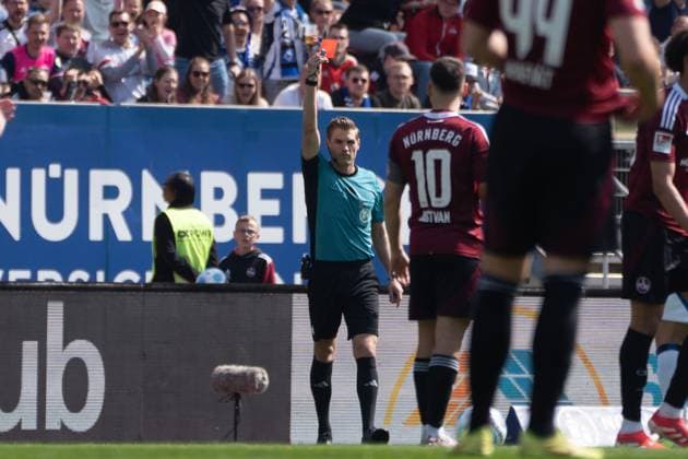 05.04.2025, xhfmx, Fussball 2.Bundesliga, 1. FC Nuernberg - Hamburger SV Timo Gerach (Schiedsrichter) zeigt Janis Antiste (1. FC Nürnberg) nach Videobeweis die Rote Karte. (DFL DFB REGULATIONS PROHIBIT ANY USE OF PHOTOGRAPHS as IMAGE SEQUENCES and or QUASI-VIDEO) Nuernberg
