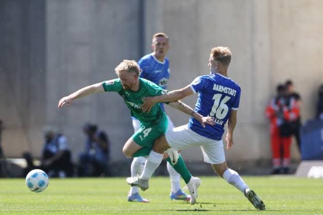 05.04.2025, xtvx, Fussball 2.Bundesliga, SV Darmstadt 98 - SpVgg Greuther Fuerth v.l. Zweikampf, Duell, duel, tackle, compete <Jomaine Consbruch (SpVgg Greuther Fuerth) Andreas Mueller (SV Darmstadt 98) (DFL DFB REGULATIONS PROHIBIT ANY USE OF PHOTOGRAPHS as IMAGE SEQUENCES and or QUASI-VIDEO) Darmstadt