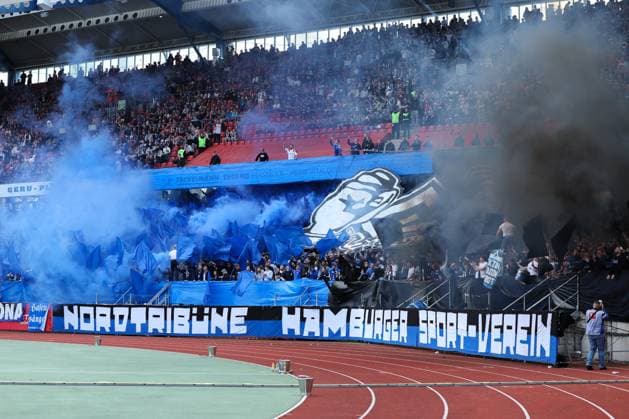 Das Spiel wurde kurzzeitig wegen Pyrotechnik durch die HSV-Fans unterbrochen von Referee Timo Gerach, 1. FC Nuernberg vs. Hamburger SV, Fussball, 2. Bundesliga, 28. Spieltag, 05.04.2025 DFB regulations prohibit any use of photographs as image sequences and or quasi-video