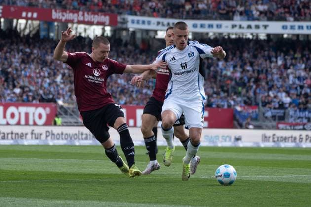 05.04.2025, xhfmx, Fussball 2.Bundesliga, 1. FC Nuernberg - Hamburger SV v.l. Ondrej Karafiat (1. FC Nürnberg) verteidigt gegen Miro Muheim (Hamburger SV) (DFL DFB REGULATIONS PROHIBIT ANY USE OF PHOTOGRAPHS as IMAGE SEQUENCES and or QUASI-VIDEO) Nuernberg