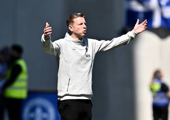 05.04.2025, xfux, Fussball 2.Bundesliga, SV Darmstadt 98 - SpVgg Greuther Fuerth v.l. Trainer Florian Kohfeldt (SV Darmstadt 98) enttaeuscht, enttaeuscht schauend, dissapointed gibt Anweisungen, gestikuliert, mit den Armen gestikulieren gives instructions, gesticulate, gesticolando. (DFL DFB REGULATIONS PROHIBIT ANY USE OF PHOTOGRAPHS as IMAGE SEQUENCES and or QUASI-VIDEO. Eine Lizenzierung dieses Bildes an und oder durch den SV Darmstadt 1898 e.V. sowie Tochterunternehmen ist nicht gestattet. No release of or sale to SV Darmstadt 1898 e.V.) Darmstadt