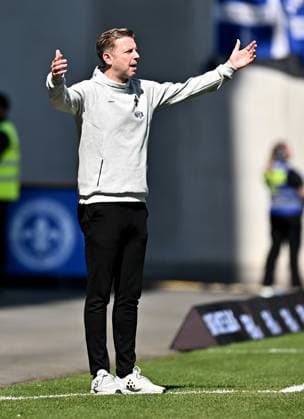 05.04.2025, xfux, Fussball 2.Bundesliga, SV Darmstadt 98 - SpVgg Greuther Fuerth v.l. Trainer Florian Kohfeldt (SV Darmstadt 98) enttaeuscht, enttaeuscht schauend, dissapointed gibt Anweisungen, gestikuliert, mit den Armen gestikulieren gives instructions, gesticulate, gesticolando. (DFL DFB REGULATIONS PROHIBIT ANY USE OF PHOTOGRAPHS as IMAGE SEQUENCES and or QUASI-VIDEO. Eine Lizenzierung dieses Bildes an und oder durch den SV Darmstadt 1898 e.V. sowie Tochterunternehmen ist nicht gestattet. No release of or sale to SV Darmstadt 1898 e.V.) Darmstadt