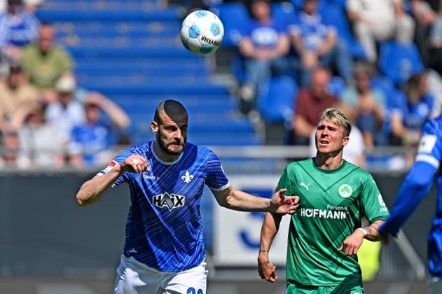 05.04.2025, xfux, Fussball 2.Bundesliga, SV Darmstadt 98 - SpVgg Greuther Fuerth v.l. Aleksandar Vukotic (SV Darmstadt 98), Felix Klaus (SpVgg Greuther Fuerth) (DFL DFB REGULATIONS PROHIBIT ANY USE OF PHOTOGRAPHS as IMAGE SEQUENCES and or QUASI-VIDEO. Eine Lizenzierung dieses Bildes an und oder durch den SV Darmstadt 1898 e.V. sowie Tochterunternehmen ist nicht gestattet. No release of or sale to SV Darmstadt 1898 e.V.) Darmstadt