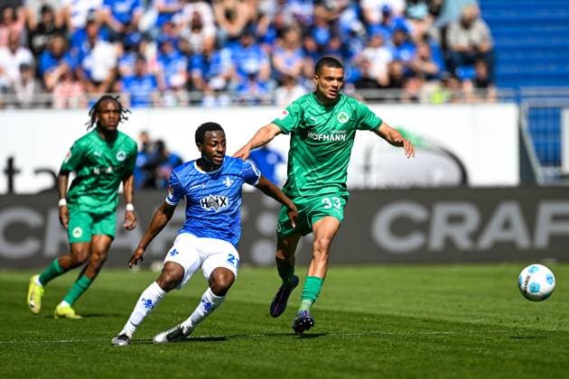 Merveille Papela (SV Darmstadt 98, 21) im Zweikampf mit Maximilian Dietz (SpVgg Greuther Fürth, 33) GER, SV Darmstadt 98 vs. SpVgg Greuther Fuerth, 2. Bundesliga, Fussball, 28. Spieltag, Saison 2024 2025, 05.04.2025. DFL REGULATIONS PROHIBIT ANY USE OF PHOTOGRAPHS as IMAGE SEQUENCES and or QUASI-VIDEO. GER, SV Darmstadt 98 vs. SpVgg Greuther Fuerth, 2. Bundesliga, Fussball, 28. Spieltag, Saison 2024 2025, 05.04.2025. Darmstadt