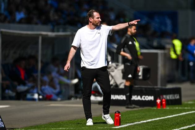 Jan Siewert (SpVgg Greuther Fürth, Trainer) gestikuliert, GER, SV Darmstadt 98 vs. SpVgg Greuther Fuerth, 2. Bundesliga, Fussball, 28. Spieltag, Saison 2024 2025, 05.04.2025. DFL REGULATIONS PROHIBIT ANY USE OF PHOTOGRAPHS as IMAGE SEQUENCES and or QUASI-VIDEO. GER, SV Darmstadt 98 vs. SpVgg Greuther Fuerth, 2. Bundesliga, Fussball, 28. Spieltag, Saison 2024 2025, 05.04.2025. Darmstadt