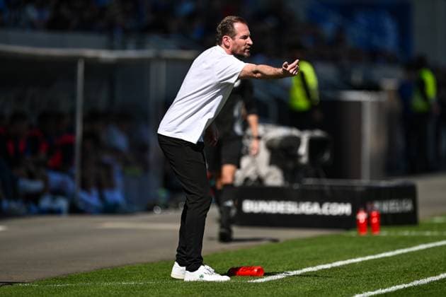 Jan Siewert (SpVgg Greuther Fürth, Trainer) gestikuliert, GER, SV Darmstadt 98 vs. SpVgg Greuther Fuerth, 2. Bundesliga, Fussball, 28. Spieltag, Saison 2024 2025, 05.04.2025. DFL REGULATIONS PROHIBIT ANY USE OF PHOTOGRAPHS as IMAGE SEQUENCES and or QUASI-VIDEO. GER, SV Darmstadt 98 vs. SpVgg Greuther Fuerth, 2. Bundesliga, Fussball, 28. Spieltag, Saison 2024 2025, 05.04.2025. Darmstadt