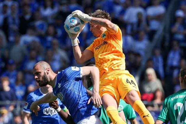 2025.04.05 xJFAx 2.Bundesliga SV Darmstadt 98 - SpVgg Greuther Fürth v.l., Aleksander Vukovic (SV Darmstadt 98), Torwart Nahuel Noll (SpVgg Greuther Fürth) Zweikampf, Action, Aktion, Battles for the Ball (DFL DFB REGULATIONS PROHIBIT ANY USE OF PHOTOGRAPHS as IMAGE SEQUENCES and or QUASI-VIDEO)