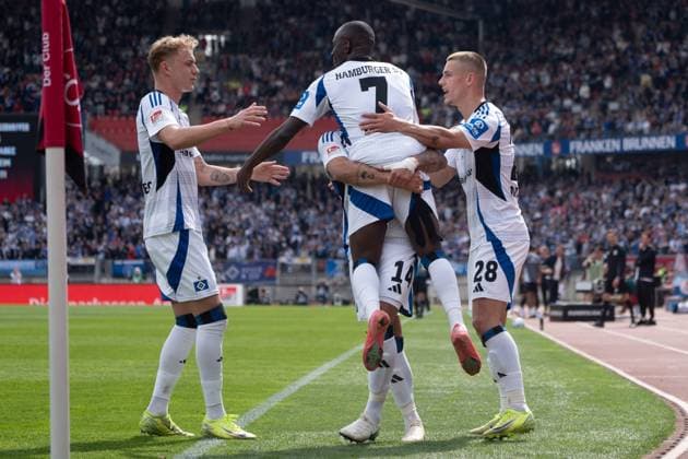 05.04.2025, xhfmx, Fussball 2.Bundesliga, 1. FC Nuernberg - Hamburger SV v.l. Immanuel Pherai (Hamburger SV), Jean-Luc Dompe (Hamburger SV), Miro Muheim (Hamburger SV) bejubelnd das 2:0. Tor, Goal, Jubel, Celebration Adam Karabec (Hamburger SV) (DFL DFB REGULATIONS PROHIBIT ANY USE OF PHOTOGRAPHS as IMAGE SEQUENCES and or QUASI-VIDEO) Nuernberg