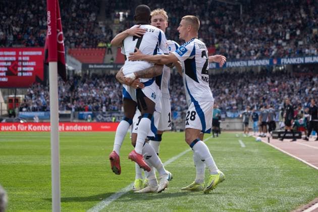 05.04.2025, xhfmx, Fussball 2.Bundesliga, 1. FC Nuernberg - Hamburger SV v.l. Immanuel Pherai (Hamburger SV), Jean-Luc Dompe (Hamburger SV), Miro Muheim (Hamburger SV) bejubelnd das 2:0. Tor, Goal, Jubel, Celebration Adam Karabec (Hamburger SV) (DFL DFB REGULATIONS PROHIBIT ANY USE OF PHOTOGRAPHS as IMAGE SEQUENCES and or QUASI-VIDEO) Nuernberg
