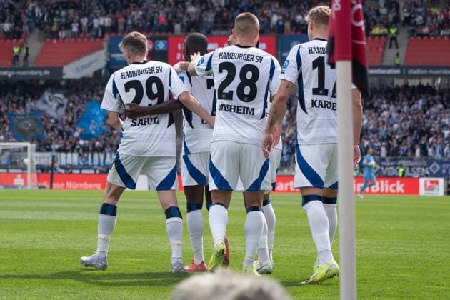 05.04.2025, xhfmx, Fussball 2.Bundesliga, 1. FC Nuernberg - Hamburger SV v.l. Emir Sahiti (Hamburger SV), Jean-Luc Dompe (Hamburger SV), Miro Muheim (Hamburger SV), Adam Karabec (Hamburger SV) bejubeln das 2:0 in Nürnberg. (DFL DFB REGULATIONS PROHIBIT ANY USE OF PHOTOGRAPHS as IMAGE SEQUENCES and or QUASI-VIDEO) Nuernberg