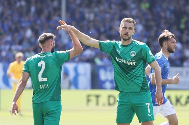 05.04.2025, xtvx, Fussball 2.Bundesliga, SV Darmstadt 98 - SpVgg Greuther Fuerth v.l. Simon Asta (SpVgg Greuther Fuerth Fuerth) Dennis Srbeny (SpVgg Greuther Fuerth) (DFL DFB REGULATIONS PROHIBIT ANY USE OF PHOTOGRAPHS as IMAGE SEQUENCES and or QUASI-VIDEO) Darmstadt