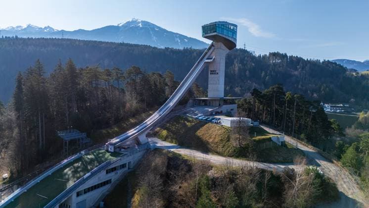 THEMENBILD - Luftbild, Panoramaansicht auf die Bergiselschanze mit der Stadt Innsbruck dem Inntal und der Nordkette, aufgenommen am 3 April 2025. Innsbruck, Österreich Drone image, panoramic view of the Bergisel ski jump with the city of Innsbruck, the Inn valley and the Summits of Nordkette mountain range, photographed on April 3, 2025, Innsbruck, Austria. Expa Innsbruck *** THEME IMAGE Aerial view, panoramic view of the Bergisel ski jump with the city of Innsbruck, the Inn valley and the Nordkette mountain range, photographed on April 3, 2025 Innsbruck, Austria Drone image, panoramic view of the Bergisel ski jump with the city of Innsbruck, the Inn valley and the Summits of Nordkette mountain range, photographed on April 3, 2025, Innsbruck, Austria Expa Innsbruck  EP_gro