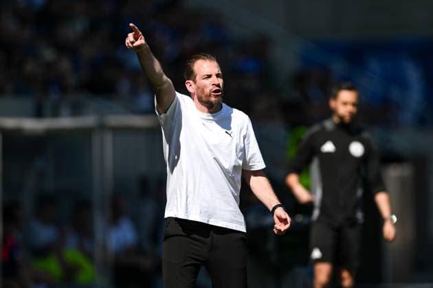 Jan Siewert (SpVgg Greuther Fürth, Trainer) gestikuliert, GER, SV Darmstadt 98 vs. SpVgg Greuther Fuerth, 2. Bundesliga, Fussball, 28. Spieltag, Saison 2024 2025, 05.04.2025. DFL REGULATIONS PROHIBIT ANY USE OF PHOTOGRAPHS as IMAGE SEQUENCES and or QUASI-VIDEO. GER, SV Darmstadt 98 vs. SpVgg Greuther Fuerth, 2. Bundesliga, Fussball, 28. Spieltag, Saison 2024 2025, 05.04.2025. Darmstadt