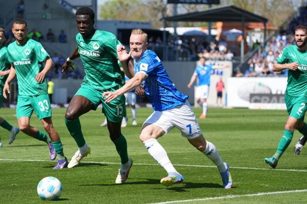 Isac Lidberg (SV Darmstadt 98, 07) gegen Joshua Quarshie (SpVgg Greuther Fürth, 15) - 05.04.2025 2. Bundesliga, Saison 24 25: SV Darmstadt 98 vs. SpVgg Greuther Fürth, Stadion am Boellenfalltor, emonline, emspor,