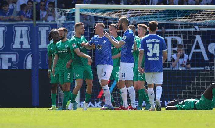 05.04.2025, xdcx, Fussball 2. Bundesliga, SV Darmstadt 98 - SpVgg. Greuther Fürth, emonline, emspor, despor, v.l., Isac Lidberg (SV Darmstadt 98) trennt Dennis Srbeny (SpVgg. Greuther Fürth) und Aleksandar Vukotic (SV Darmstadt 98) voneinander DFL DFB REGULATIONS PROHIBIT ANY USE OF PHOTOGRAPHS AS IMAGE SEQUENCES AND OR QUASI-VIDEO.