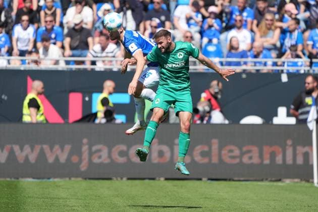 Fabian Nürnberger (SV Darmstadt 98, 15) im Zweikampf mit Simon Asta (SpVgg Greuther Fürth, 2) - 05.04.2025 2. Bundesliga, Saison 24 25: SV Darmstadt 98 vs. SpVgg Greuther Fürth, Stadion am Boellenfalltor, emonline, emspor,