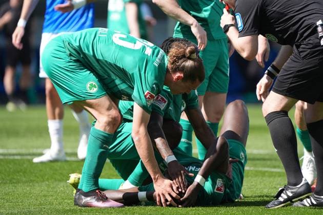 Joshua Quarshie (SpVgg Greuther Fürth, 15) verletzt - 05.04.2025 2. Bundesliga, Saison 24 25: SV Darmstadt 98 vs. SpVgg Greuther Fürth, Stadion am Boellenfalltor, emonline, emspor,