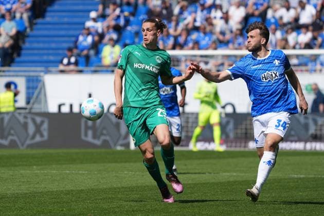Gideon Jung (SpVgg Greuther Fürth, 23) gegen Killian Corredor (SV Darmstadt 98, 34) - 05.04.2025 2. Bundesliga, Saison 24 25: SV Darmstadt 98 vs. SpVgg Greuther Fürth, Stadion am Boellenfalltor, emonline, emspor,
