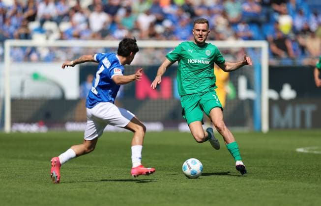 05.04.2025, xdcx, Fussball 2. Bundesliga, SV Darmstadt 98 - SpVgg. Greuther Fürth, emonline, emspor, despor, v.l., Guillermo Bueno Lopez (SV Darmstadt 98), Dennis Srbeny (SpVgg. Greuther Fürth) DFL DFB REGULATIONS PROHIBIT ANY USE OF PHOTOGRAPHS AS IMAGE SEQUENCES AND OR QUASI-VIDEO.