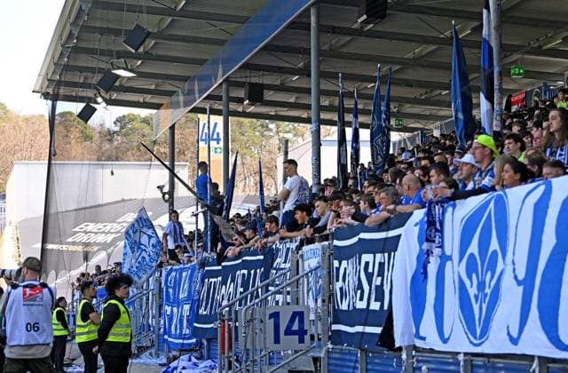 05.04.2025, xfux, Fussball 2.Bundesliga, SV Darmstadt 98 - SpVgg Greuther Fuerth v.l. Fans SV Darmstadt 98, SVD, Lilien, Stimmung, Schals, Trikots Fanblock (DFL DFB REGULATIONS PROHIBIT ANY USE OF PHOTOGRAPHS as IMAGE SEQUENCES and or QUASI-VIDEO. Eine Lizenzierung dieses Bildes an und oder durch den SV Darmstadt 1898 e.V. sowie Tochterunternehmen ist nicht gestattet. No release of or sale to SV Darmstadt 1898 e.V.) Darmstadt