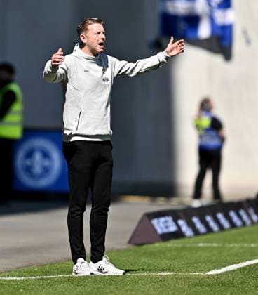 05.04.2025, xfux, Fussball 2.Bundesliga, SV Darmstadt 98 - SpVgg Greuther Fuerth v.l. Trainer Florian Kohfeldt (SV Darmstadt 98) gibt Anweisungen, gestikuliert, mit den Armen gestikulieren gives instructions, gesticulate, gesticolando enttaeuscht, enttaeuscht schauend, dissapointed (DFL DFB REGULATIONS PROHIBIT ANY USE OF PHOTOGRAPHS as IMAGE SEQUENCES and or QUASI-VIDEO. Eine Lizenzierung dieses Bildes an und oder durch den SV Darmstadt 1898 e.V. sowie Tochterunternehmen ist nicht gestattet. No release of or sale to SV Darmstadt 1898 e.V.) Darmstadt