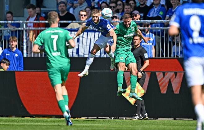 05.04.2025, xfux, Fussball 2.Bundesliga, SV Darmstadt 98 - SpVgg Greuther Fuerth v.l. Fabian Nürnberger Nuernberger (SV Darmstadt 98), Simon Asta (SpVgg Greuther Fuerth) (DFL DFB REGULATIONS PROHIBIT ANY USE OF PHOTOGRAPHS as IMAGE SEQUENCES and or QUASI-VIDEO. Eine Lizenzierung dieses Bildes an und oder durch den SV Darmstadt 1898 e.V. sowie Tochterunternehmen ist nicht gestattet. No release of or sale to SV Darmstadt 1898 e.V.) Darmstadt