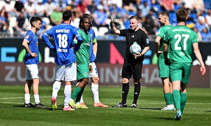 05.04.2025, xfux, Fussball 2.Bundesliga, SV Darmstadt 98 - SpVgg Greuther Fuerth v.l. Referee Schiedsrichter Lars Erbst gibt Anweisungen, gestikuliert, mit den Armen gestikulieren gives instructions, gesticulate, gesticolando. (DFL DFB REGULATIONS PROHIBIT ANY USE OF PHOTOGRAPHS as IMAGE SEQUENCES and or QUASI-VIDEO. Eine Lizenzierung dieses Bildes an und oder durch den SV Darmstadt 1898 e.V. sowie Tochterunternehmen ist nicht gestattet. No release of or sale to SV Darmstadt 1898 e.V.) Darmstadt