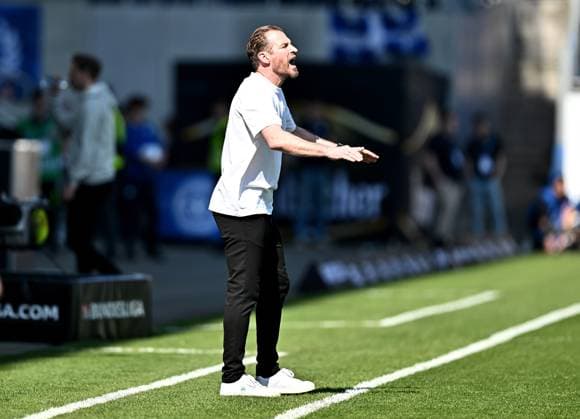 05.04.2025, xfux, Fussball 2.Bundesliga, SV Darmstadt 98 - SpVgg Greuther Fuerth v.l. Trainer Jan Siewert (SpVgg Greuther Fuerth) gibt Anweisungen, gestikuliert, mit den Armen gestikulieren gives instructions, gesticulate, gesticolando. (DFL DFB REGULATIONS PROHIBIT ANY USE OF PHOTOGRAPHS as IMAGE SEQUENCES and or QUASI-VIDEO. Eine Lizenzierung dieses Bildes an und oder durch den SV Darmstadt 1898 e.V. sowie Tochterunternehmen ist nicht gestattet. No release of or sale to SV Darmstadt 1898 e.V.) Darmstadt
