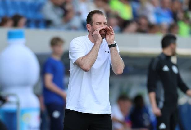 05.04.2025, xdcx, Fussball 2. Bundesliga, SV Darmstadt 98 - SpVgg. Greuther Fürth, emonline, emspor, despor, v.l., Trainer Jan Siewert (SpVgg. Greuther Fürth) gibt Anweisungen, gestikuliert, mit den Armen gestikulieren gives instructions, gesticulate DFL DFB REGULATIONS PROHIBIT ANY USE OF PHOTOGRAPHS AS IMAGE SEQUENCES AND OR QUASI-VIDEO.