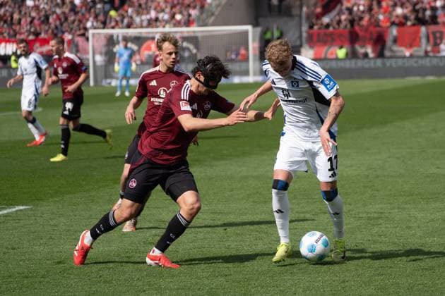 05.04.2025, xhfmx, Fussball 2.Bundesliga, 1. FC Nuernberg - Hamburger SV v.l. Fabio Gruber (1. FC Nürnberg) im Zweikampf mit Adam Karabec (Hamburger SV) (DFL DFB REGULATIONS PROHIBIT ANY USE OF PHOTOGRAPHS as IMAGE SEQUENCES and or QUASI-VIDEO) Nuernberg