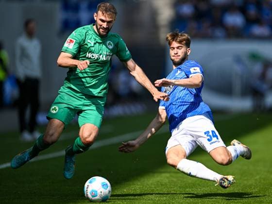 Simon Asta (SpVgg Greuther Fürth, 02) im Zweikampf mit Killian Corredor (SV Darmstadt 98, 34), GER, SV Darmstadt 98 vs. SpVgg Greuther Fuerth, 2. Bundesliga, Fussball, 28. Spieltag, Saison 2024 2025, 05.04.2025. DFL REGULATIONS PROHIBIT ANY USE OF PHOTOGRAPHS as IMAGE SEQUENCES and or QUASI-VIDEO. GER, SV Darmstadt 98 vs. SpVgg Greuther Fuerth, 2. Bundesliga, Fussball, 28. Spieltag, Saison 2024 2025, 05.04.2025. Darmstadt