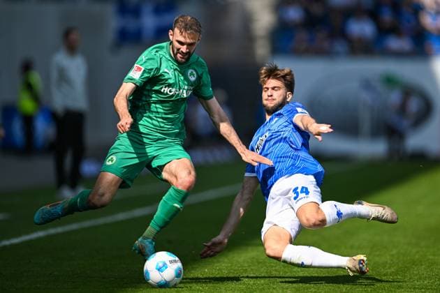 Simon Asta (SpVgg Greuther Fürth, 02) im Zweikampf mit Killian Corredor (SV Darmstadt 98, 34), GER, SV Darmstadt 98 vs. SpVgg Greuther Fuerth, 2. Bundesliga, Fussball, 28. Spieltag, Saison 2024 2025, 05.04.2025. DFL REGULATIONS PROHIBIT ANY USE OF PHOTOGRAPHS as IMAGE SEQUENCES and or QUASI-VIDEO. GER, SV Darmstadt 98 vs. SpVgg Greuther Fuerth, 2. Bundesliga, Fussball, 28. Spieltag, Saison 2024 2025, 05.04.2025. Darmstadt