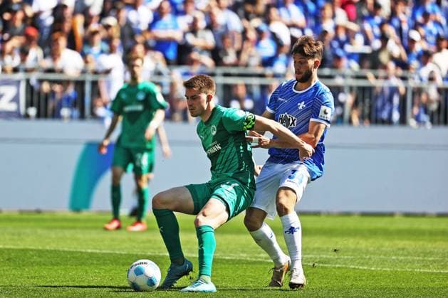 05.04.2025, xtvx, Fussball 2.Bundesliga, SV Darmstadt 98 - SpVgg Greuther Fuerth v.l. Luca Itter (SpVgg Greuther Fuerth) Killian Corredor (SV Darmstadt 98) (DFL DFB REGULATIONS PROHIBIT ANY USE OF PHOTOGRAPHS as IMAGE SEQUENCES and or QUASI-VIDEO) Darmstadt