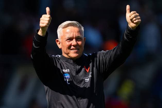 Sport Bilder des Tages 05.04.2025, xydrx, Fußball, Viktoria Köln - SpVgg Unterhaching , 3.Liga, Sportpark Höhenberg, Saison 2024 2025: Olaf Janßen (Cheftrainer Viktoria Köln) zeigt beide Daumen hoch DFB regulations prohibit any use of photographs as image sequences and or quasi-video. Nordrhein-Westfahlen Deutschland