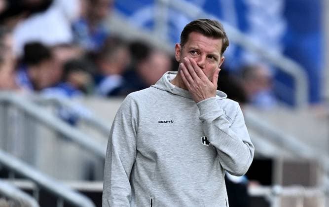 05.04.2025, xfux, Fussball 2.Bundesliga, SV Darmstadt 98 - SpVgg Greuther Fuerth v.l. Trainer Florian Kohfeldt (SV Darmstadt 98) gibt Anweisungen, gestikuliert, mit den Armen gestikulieren gives instructions, gesticulate, gesticolando enttaeuscht, enttaeuscht schauend, dissapointed (DFL DFB REGULATIONS PROHIBIT ANY USE OF PHOTOGRAPHS as IMAGE SEQUENCES and or QUASI-VIDEO. Eine Lizenzierung dieses Bildes an und oder durch den SV Darmstadt 1898 e.V. sowie Tochterunternehmen ist nicht gestattet. No release of or sale to SV Darmstadt 1898 e.V.) Darmstadt