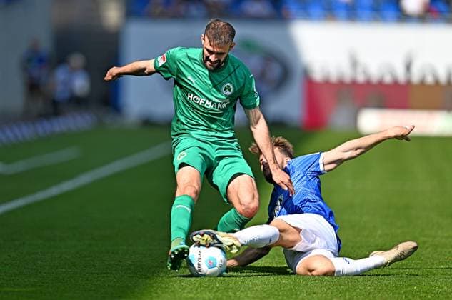 05.04.2025, xfux, Fussball 2.Bundesliga, SV Darmstadt 98 - SpVgg Greuther Fuerth v.l. Simon Asta (SpVgg Greuther Fuerth), Killian Corredor (SV Darmstadt 98) (DFL DFB REGULATIONS PROHIBIT ANY USE OF PHOTOGRAPHS as IMAGE SEQUENCES and or QUASI-VIDEO. Eine Lizenzierung dieses Bildes an und oder durch den SV Darmstadt 1898 e.V. sowie Tochterunternehmen ist nicht gestattet. No release of or sale to SV Darmstadt 1898 e.V.) Darmstadt