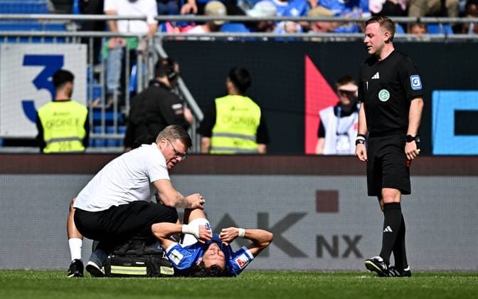 05.04.2025, xfux, Fussball 2.Bundesliga, SV Darmstadt 98 - SpVgg Greuther Fuerth v.l. Fraser Hornby (SV Darmstadt 98) receive an injury, bursied, harried, hurt, injured, injury, trauma, disappointed, crestfallen, verletzt, Verletzung (DFL DFB REGULATIONS PROHIBIT ANY USE OF PHOTOGRAPHS as IMAGE SEQUENCES and or QUASI-VIDEO. Eine Lizenzierung dieses Bildes an und oder durch den SV Darmstadt 1898 e.V. sowie Tochterunternehmen ist nicht gestattet. No release of or sale to SV Darmstadt 1898 e.V.) Darmstadt