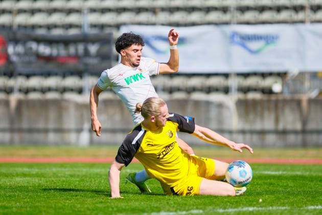 Jakob Zitzelsberger (36, DJK Vilzing) und Aiman Dardari (7, FC Augsburg II) beim Spiel FC Augsburg II v DJK Vilzing, Fußball, Herren, Regionalliga Bayern, 2024 2025, 28.Spieltag am 05.04.2025 in Augsburg, Rosenaustadion. Bayern Deutschland