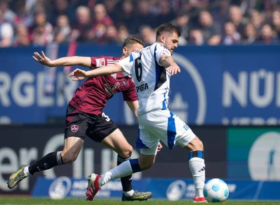 Lukasz Poreba (Hamburger SV, 6) gegen Lukas Schleimer (1.FC Nuernberg, 36) GER, 1.FC Nuernberg vs Hamburger SV, 2. Bundesliga, 28. Spieltag, Saison 2024 2025, 05.04.2025 DFL REGULATIONS PROHIBIT ANY USE OF PHOTOGRAPHS AS IMAGE SEQUENCES AND OR QUASI-VIDEO GER, 1.FC Nuernberg vs Hamburger SV, 2. Bundesliga, 28. Spieltag, Saison 2024 2025, 05.04.2025 Nuernberg