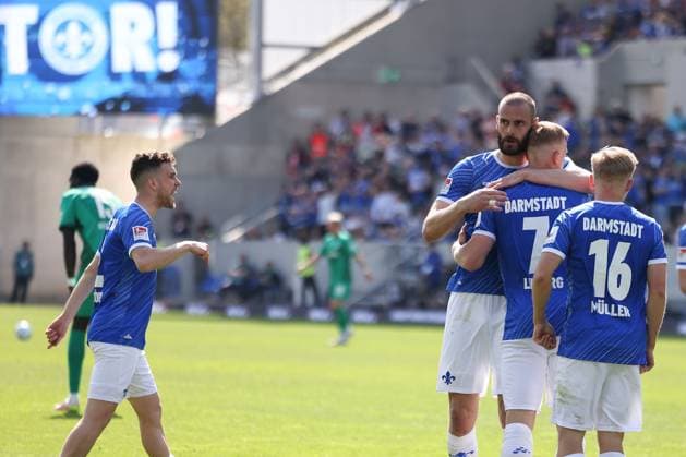 2025.04.05 xJFAx 2.Bundesliga SV Darmstadt 98 - SpVgg Greuther Fürth v.l., Torjubel, Goal celebration, celebrate the goal Sergio Lopez (SV Darmstadt 98), Aleksander Vukovic (SV Darmstadt 98), Isac Alexi Sivert Lidberg (SV Darmstadt 98), Andreas Müller (SV Darmstadt 98) (DFL DFB REGULATIONS PROHIBIT ANY USE OF PHOTOGRAPHS as IMAGE SEQUENCES and or QUASI-VIDEO)