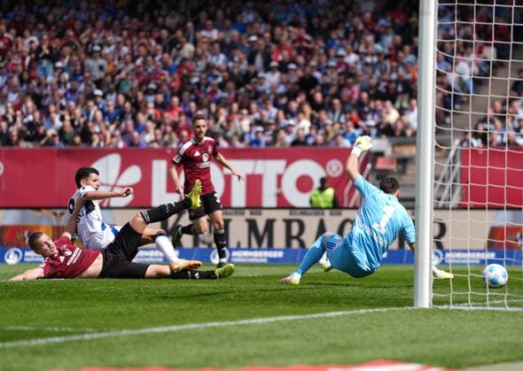 Ondrej Karafiat (1.FC Nuernberg, 44) bei einer verpassten Torchance gegen Daniel Elfadli (Hamburger SV, 8) und Daniel Heuer Fernandes (Hamburger SV, 1) GER, 1.FC Nuernberg vs Hamburger SV, 2. Bundesliga, 28. Spieltag, Saison 2024 2025, 05.04.2025 DFL REGULATIONS PROHIBIT ANY USE OF PHOTOGRAPHS AS IMAGE SEQUENCES AND OR QUASI-VIDEO GER, 1.FC Nuernberg vs Hamburger SV, 2. Bundesliga, 28. Spieltag, Saison 2024 2025, 05.04.2025 Nuernberg