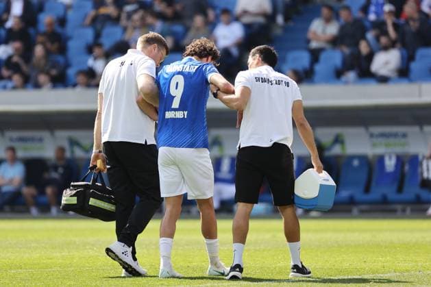 05.04.2025, xtvx, Fussball 2.Bundesliga, SV Darmstadt 98 - SpVgg Greuther Fuerth v.l. Verletzung Fraser Hornby (SV Darmstadt 98) (DFL DFB REGULATIONS PROHIBIT ANY USE OF PHOTOGRAPHS as IMAGE SEQUENCES and or QUASI-VIDEO) Darmstadt