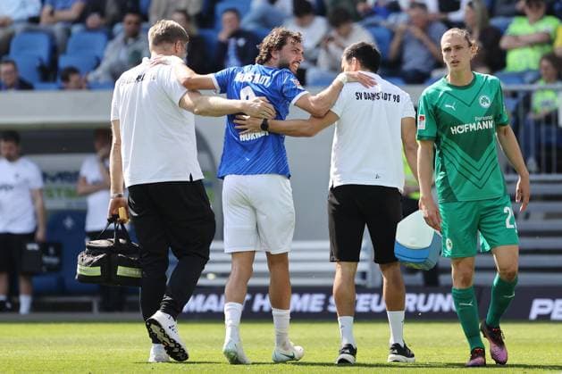 05.04.2025, xtvx, Fussball 2.Bundesliga, SV Darmstadt 98 - SpVgg Greuther Fuerth v.l. Verletzung Fraser Hornby (SV Darmstadt 98) (DFL DFB REGULATIONS PROHIBIT ANY USE OF PHOTOGRAPHS as IMAGE SEQUENCES and or QUASI-VIDEO) Darmstadt