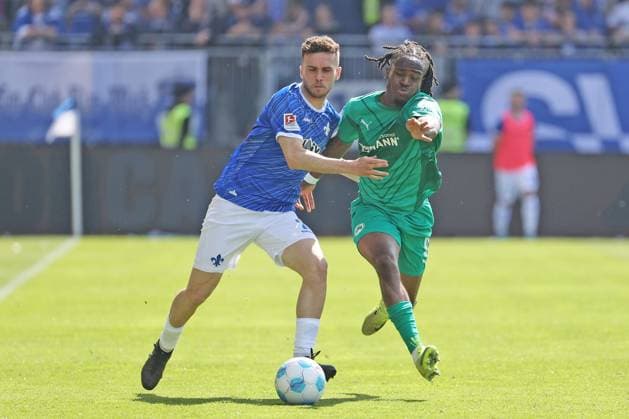 05.04.2025, xtvx, Fussball 2.Bundesliga, SV Darmstadt 98 - SpVgg Greuther Fuerth v.l. Zweikampf, Duell, duel, tackle, compete Sergio Lopez (SV Darmstadt 98) Noel Futkeu (SpVgg Greuther Fuerth) (DFL DFB REGULATIONS PROHIBIT ANY USE OF PHOTOGRAPHS as IMAGE SEQUENCES and or QUASI-VIDEO) Darmstadt