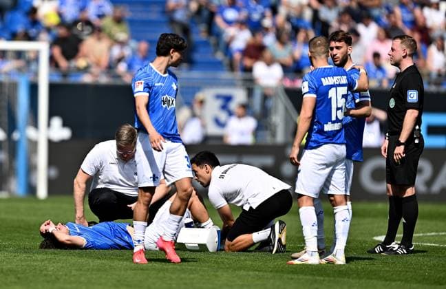 05.04.2025, xfux, Fussball 2.Bundesliga, SV Darmstadt 98 - SpVgg Greuther Fuerth v.l. Fraser Hornby (SV Darmstadt 98) receive an injury, bursied, harried, hurt, injured, injury, trauma, disappointed, crestfallen, verletzt, Verletzung (DFL DFB REGULATIONS PROHIBIT ANY USE OF PHOTOGRAPHS as IMAGE SEQUENCES and or QUASI-VIDEO. Eine Lizenzierung dieses Bildes an und oder durch den SV Darmstadt 1898 e.V. sowie Tochterunternehmen ist nicht gestattet. No release of or sale to SV Darmstadt 1898 e.V.) Darmstadt