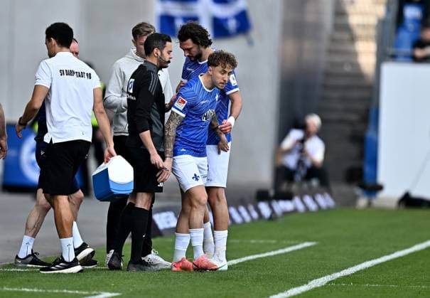 05.04.2025, xfux, Fussball 2.Bundesliga, SV Darmstadt 98 - SpVgg Greuther Fuerth v.l. Trainer Florian Kohfeldt (SV Darmstadt 98), Fraser Hornby (SV Darmstadt 98) receive an injury, bursied, harried, hurt, injured, injury, trauma, disappointed, crestfallen, verletzt, Verletzung, Luca Marseiler (SV Darmstadt 98) (DFL DFB REGULATIONS PROHIBIT ANY USE OF PHOTOGRAPHS as IMAGE SEQUENCES and or QUASI-VIDEO. Eine Lizenzierung dieses Bildes an und oder durch den SV Darmstadt 1898 e.V. sowie Tochterunternehmen ist nicht gestattet. No release of or sale to SV Darmstadt 1898 e.V.) Darmstadt